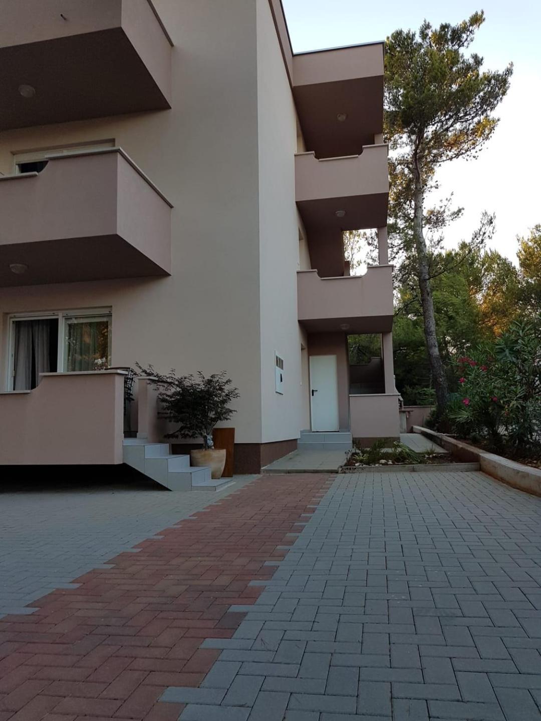 Apartmani Vukadin วีร์ ภายนอก รูปภาพ