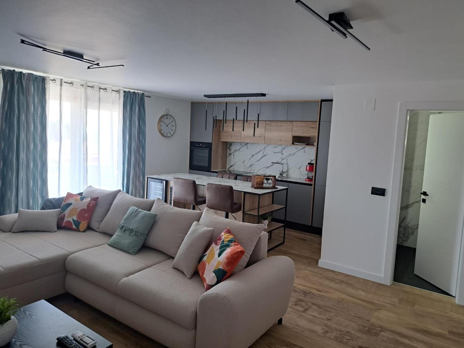 Apartmani Vukadin วีร์ ภายนอก รูปภาพ